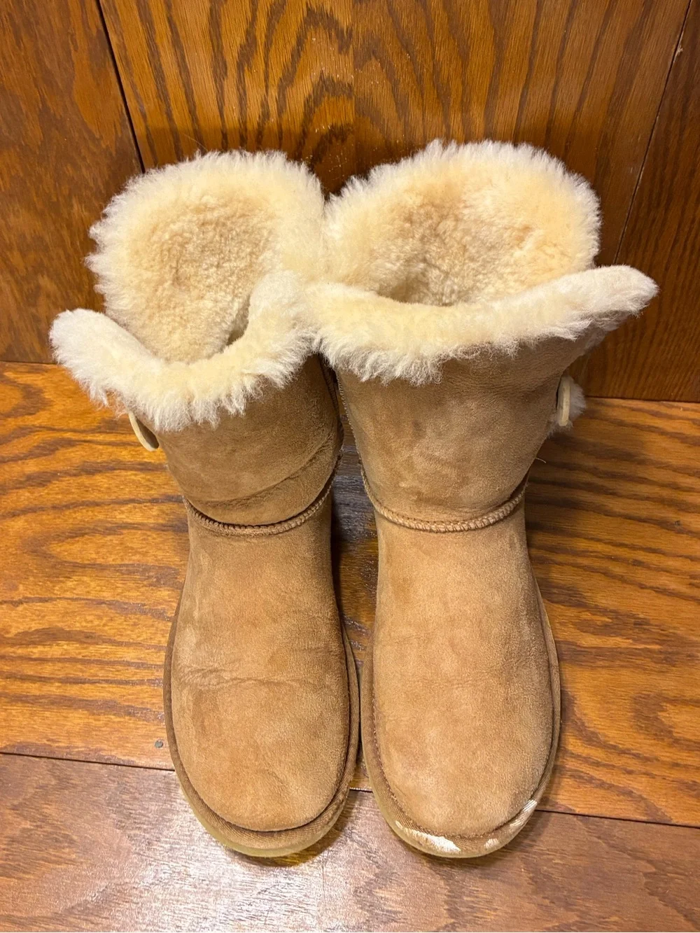 UGG Bailey Button Short 5803 Chestnut Sheepskin Boots Size 9